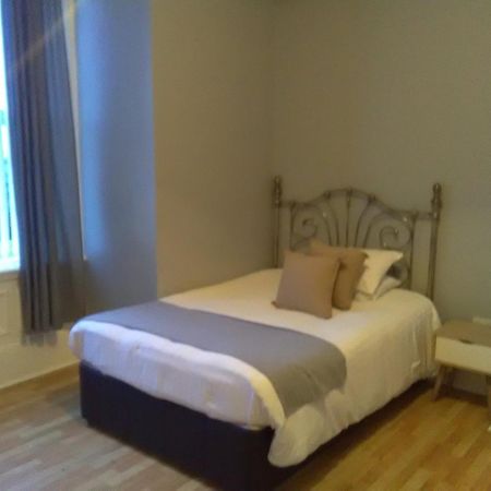 Newcastle West Hotel & Bar Номер фото