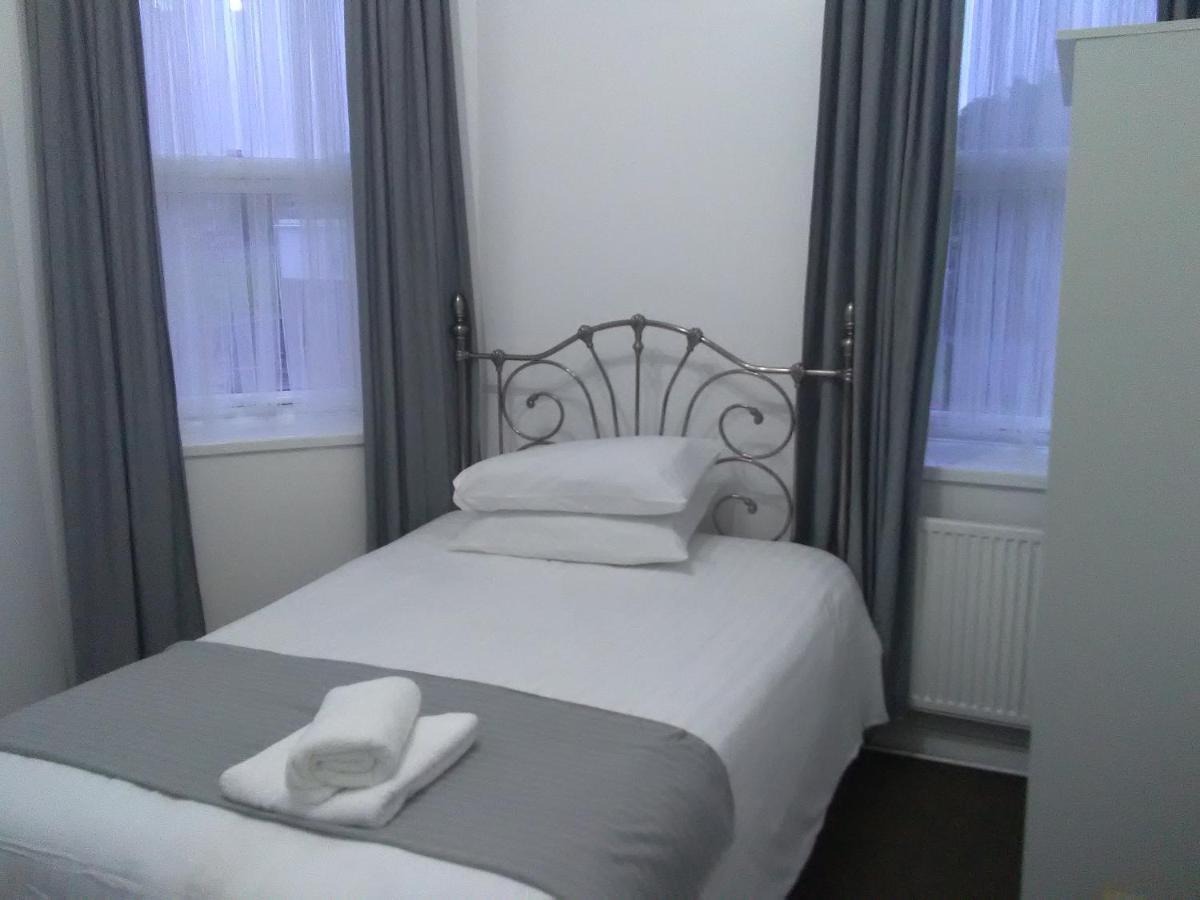 Newcastle West Hotel & Bar Экстерьер фото
