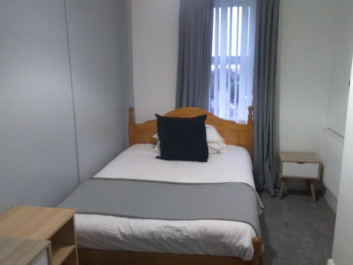 Newcastle West Hotel & Bar Номер фото