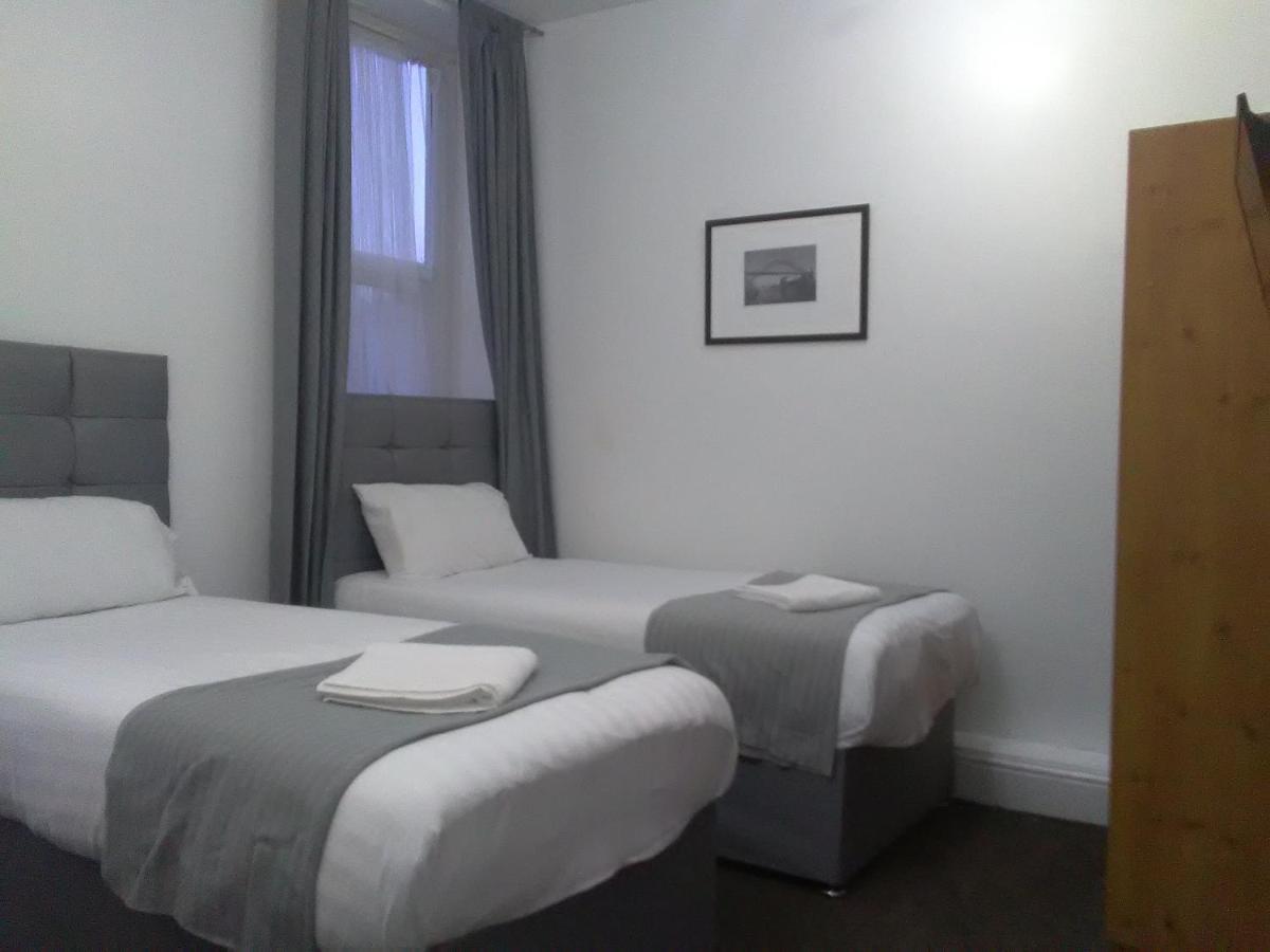 Newcastle West Hotel & Bar Номер фото