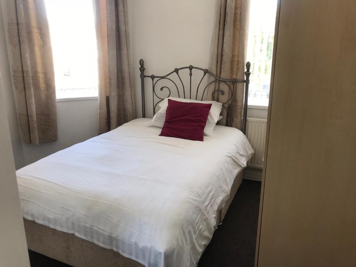 Newcastle West Hotel & Bar Экстерьер фото